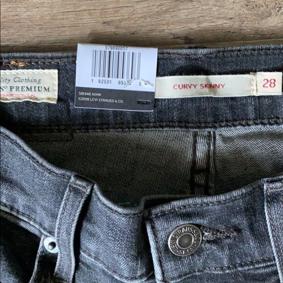 LEVI’S Black Distressed Curvy Skinny Jean-28 NWT - Picture 4 of 7